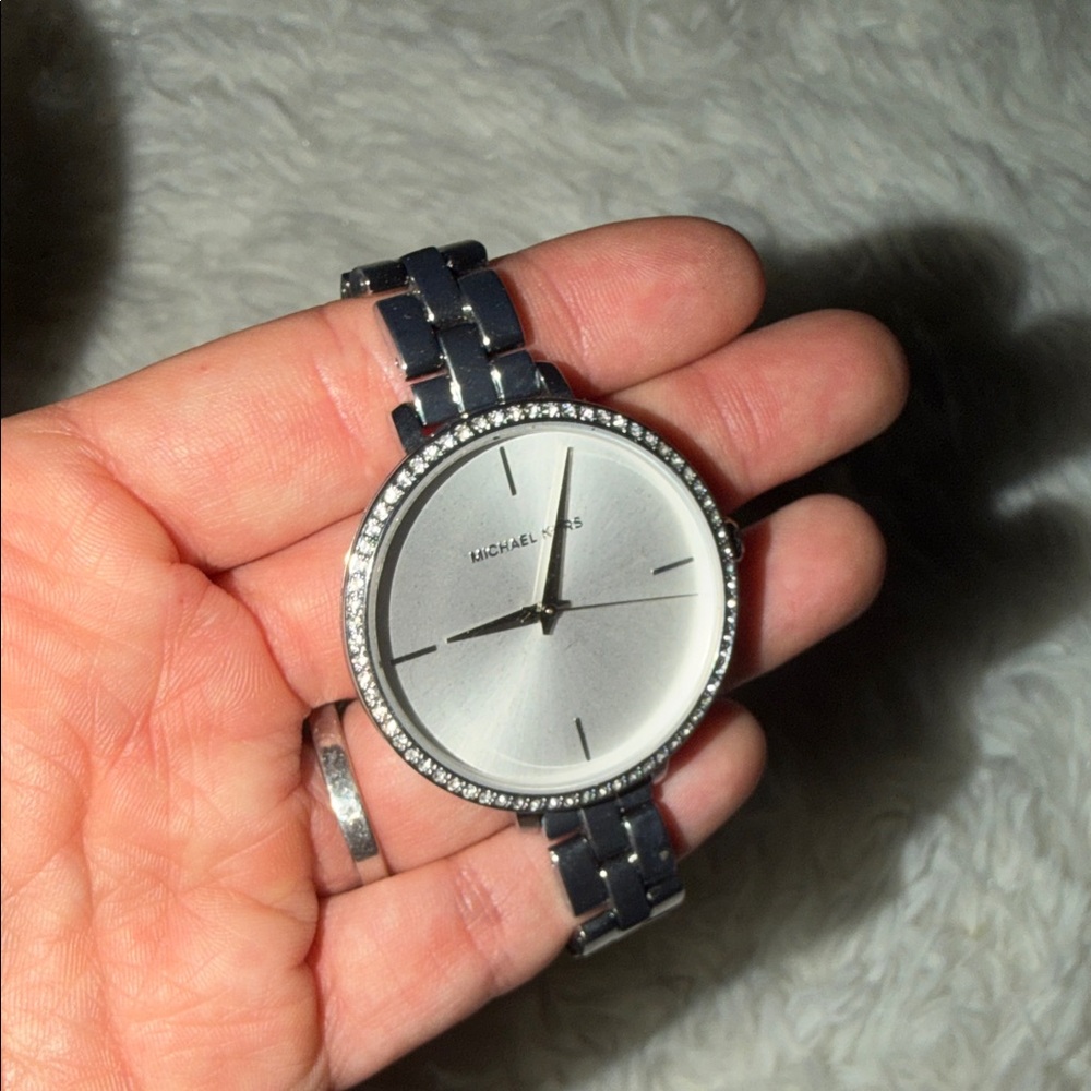 Michael Kors Metallic Silver Timepiece - Picture 2 of 4